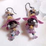 BO Funky Black avec des perles facettées verre de bohème en forme de potiron, fleurs clochettes Purple, fleurs lucites peintes à la main, coupelles et cristaux. Montés sur des crochets en laiton Noir.