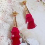 BO Stone longues avec 3 pompons Rose/Fuchsia et Rouge aux cônes ajourés montés avec des Quartz Rose, entretoises et crochets d’oreilles en Gold Filled 14 carats. Une originalité aux couleurs dégradées