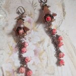 BO Corail Roses Sauvages  créées avec boutons de Roses en verre, cristaux, fleurs lucites peintes à la main, coupelles et dormeuses en laiton
