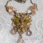 Collier Cerf Fleuri crée avec des cristaux de Swarovski, cabochons en résine, perles en verre, tête de cerf avec bois en métal, pendentif larme en zircon, nœuds en satin et accessoires en laiton 