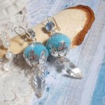 BO Azurée Blue avec des pompons Bleu Ciel à laquelle j’ai ajouté des cabochons, des gouttes torsadées en Cristal de Swarovski et des coupelles argentées. Montés sur des crochets en Argent 925/1000