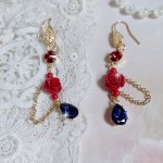 BO Flamenca montées avec des cabochons en Cristal et des roses en Résine aux couleurs Rouges à laquelle s’ajoute des perles rondes en Jade, une chaîne avec des poires en oxyde de Zirconium