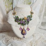 Collier Camélia Japonica monté avec un motif feuilles aquarellés à la main, paillettes, breloques papillons et abeille, roses métal, cabochon cristal, pendentifs époxy aux couleurs d’arc en ciel