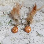 BO Grandes Plumes Ambre montées avec des plumes de Coq effet trois tons Beige, Marron et Blanc, breloques feuilles torsadées Viel Or en Métal, cabochons en Verre sur des clips d’oreill