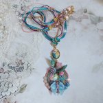  Collier Coquette créé avec deux estampes à laquelle s'ajoute des fleurs en velours floqué, perles aplaties Cristal, fleurs : Epoxy, Porcelaine, Résine, cabochon loupe, rubans et chaîne plaqué Or