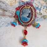 Pendentif Broche Scarlet monté avec cabochon résine, rubans, breloques et perles Cristal Swarovski