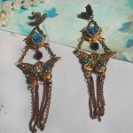 BO Papillons Irisés montés sur estampes pailletées de Bleu et Bronze, cabochons en forme de rose à laquelle s’ajoute : coupelles fleurs, chaîne strass, Zirconiums Cristal et gouttes Cobalt