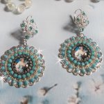 BO Moment de Détente avec des cabochons en vere, cristaux : cabochons, chaîne strass, chaîne perlée Turquoise, estampes et dormeuses