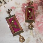 BO Vintage Arabesque montées avec galons Bordeaux aux liserés Or, estampes demi-lune, chaîne strass en cristal et clous d'oreilles en métal bronze