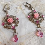 BO Irrésistible Eden avec cabochons ronds et gouttes en cristal, cabochons en résine, estampes bombées, dormeuses fleur de lys en laiton