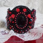 Bracelet manchette Midnight in Paris brodé tendance romantique avec un cabochon en verre