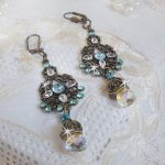 BO Lady in Blue montées avec des chandeliers, intercalaires rondes en forme de fleur, cristaux, poires en Zirconium, rocailles en Verre sur dormeuses en Laiton