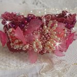 Bracelet Magnolia avec une dentelle bordeaux brodée avec des perles nacrées et fleurs