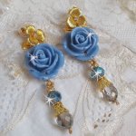 BO Bell’issim Rose Bleu Barbeau avec des roses en résine, cabochons Cristal AB, goutes facettées et perles rondes en verre de bohème Gris clair et Bleu Iris, montées avec des coupelles