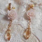 BO Bell’issim Rose Violine avec des roses en résine, perles rondes nacrées Jaune Pastel, gouttes Twisted Drop Cristal, intercalaires façon infini et bélières en Plaqué Or