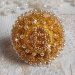 Bague Bouton d'Or brodé avec fil coton jaune et anneau en bois à laquelle s'ajoute perles rondes nacrées Ivoire, rocailles Gold et cabochon carré sur un support bague en Laiton aux nuances de Jaune