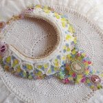 Collier plastron Envolée Fleurie, fleurs en lucite, perles et rocailles brodé façon Haute-Couture