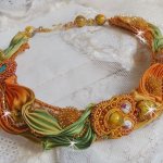 Collier Rumba Haute-Couture brodé avec un Shibori de soie, de la soutache et des cristaux de Swaroski