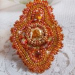 Bague Rumba brodée avec un cabochon en Cristal de Swarovski Sunshine ornée de facettes Cristal Jaune/Orange et Abricot à laquelle s'ajoute des chatons, rocailles Oranges et Dorées sur bague Dorée