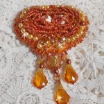 Broche Rumba brodée avec des cristaux de Swarovski, des strass, des navettes Tangerine, des perles rondes et des rocailles