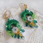 BO Green Iris brodées avec du coton DMC Vert sur des anneaux en bois à laquelle s’ajoute des gouttes en cristal, fleurs lucites et rocailles. Montés sur boucles en Laiton. Un style Contemporain !