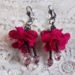 BO Belle Hélène créées avec une fleur en tissu fuchsia, des facettes Antique Crystal Bronze et des rocailles