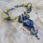 Pendentif Blue Palace Haute-Couture brodé avec cabochon résine, argent 925, rubans, rocailles et perles Cristal Swarovski