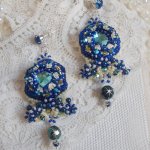 BO Blue Palace brodées avec des cabochons facettées en verre, des coupelles en forme de fleurs filigranées, perles rondes facettées Bleu-Marine AB et rocailles. Montées sur des clous en Argent 925