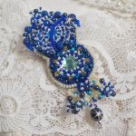 Broche Blue Palace Haute-Couture brodée avec des Cristaux de Swarovski, des perles rondes nacrées, des facettes en verre de bohème et des rocailles