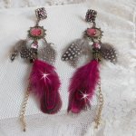 BO Navajo Fuchsia et Marron aux plumes de faisan et pintade, chaînettes, coupelles, cristaux, un style Ethnique !