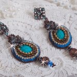 BO Ilycia Charming brodées avec deux cabochons facettés Turquoise, cristaux comme : fleurs, chaîne strass, cabochons aux couleurs Bleues et Cristal à laquelle s'ajoute des rocailles et des dormeuses