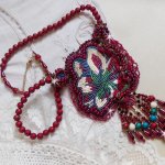 Collier Enchantement d'Automne brodé avec des perles nacrées Bordeaux, d'une dentelle, diverses perles et des rocailles