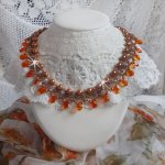 Collier Ambre avec des cristaux de Swarovski : perles nacrées/toupies, gouttes en verre et rocailles. Aux couleurs Topaze, Travertin, Copper et Gold pour une transparence aux reflets ambrés.