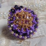 Bague Laureline brodée sur une bague Dorée avec un cabochon carré Violet, perles rondes aplaties, perles rondes nacrées en verre Ivoire, Mauve et Purple, rocailles pour un style Contemporain