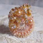 Bague Poudre de Riz brodée avec des cristaux de Swarovki façon vintage et des perles de Culture
