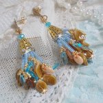 BO Cheyenne Boucles d’oreilles pendantes aux dagues en verre de bohème, sequins en nacre, feuilles en verre, rocailles, un style Amérindien chic.