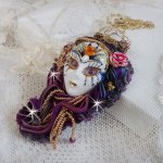 Pendentif La Passionnée de Venise brodé avec un ruban de Soie Shibori, des perles Sugilite semi-précieuses, des cristaux et diverses perles