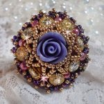 Bague La Passionnée de Venise brodée avec cabochon en forme de rose couleur Parme ornée de strass en Cristal, perles rondes nacrées en verre Rose et rocailles Purple sur une bague ajourée