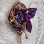 Broche La Passionnée de Venise brodée avec un ruban de soie Purple, une rose en résine mauve et des rocailles Miyuki