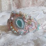 Bracelet Dentelle Menthe manchette Haute-Couture brodé avec des Cristaux de Swarovski, des perles en verre de bohème, des rocailles et des fleurs Lucite en résine