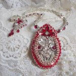 Collier Drigon Red brodé avec des navettes et cabochons aux couleurs Rouge, Cristal et Argenté, représentant une femme Dragon, strass, rocailles, facettes, chaînettes et fermoirs en argent 925/1000