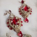 BO Drigon Red brodées avec des cabochons Rouge, Cristal et Argenté, représentant une femme Dragon à laquelle s’ajoute des strass, rocailles, facettes et clous d’oreilles Argent 925. Esprit Asiatique !