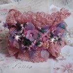 Bracelet Jardin Poétique manchette brodé avec dentelle Vieux Rose, résille tubulaire, cristaux, fleurs et feuilles Lucites, fleurs givrées Résine, facettes, rocailles et perles rondes en Nacre