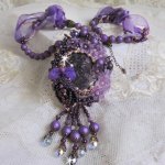 Collier pendentif Chinese Purple Stone brodé avec des pierres fines les Sugilites