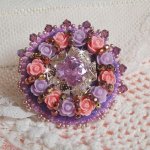 Bague Glace Purple brodée avec des cristaux de Swarovski et des roses en résine