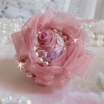 Bague Douceur Poudrée brodée avec de la dentelle Rose/Saumon à fleurs, ruban organza et velours Vieux Rose Antique, étamines, perles rondes nacrées Rose Pêche et rocailles sur une bague en Laiton