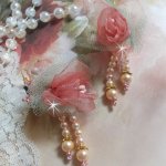 BO Douceur Poudrée crée avec du ruban Organza, du tulle , des cristaux de Swarovski, des perles en verre de Bohème et des rocailles