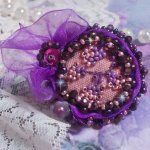 Bague Lady Romantique brodée sur une bague Dorée avec un cabochon tissu lin coton vieux Rose brodé de fleurs et branches en rocailles et bordé d’un ruban organza Violet pour une tendresse romantique