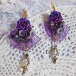 BO Lady Romantique brodées sur un ruban organza Violet : fleurs en verre, rocailles, roses en résine Rose/Fuchsia sur des dormeuses. Les pendants en cristal affinent les boucles pour une belle Lady