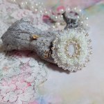 Bague Nuages Blancs brodée avec une nacre naturel, roses résines, perles nacrées, rocailles verres et bague rhodié